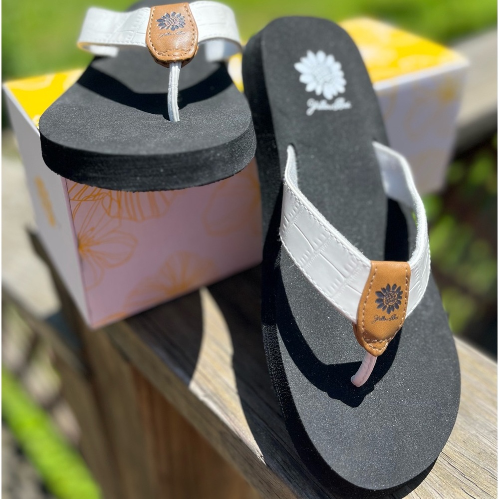 New Yellow Box ~ 8 Sandals White Flip Flops